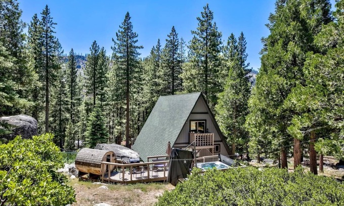 Christmas Valley Cabin | Relax at The Reindeer A Frame with Hot Tub & Sauna