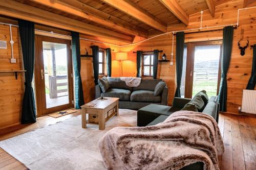 Rugeley Ski Chalet | Pet-Friendly Reindeer Lodge: Perfect for Families and Pets