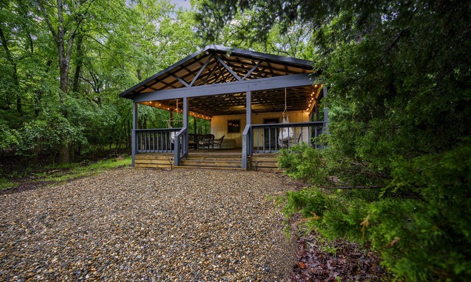 Broken Bow Apartment | Cozy Reindeer Shack with Hot Tub & Scenic Lake Views
