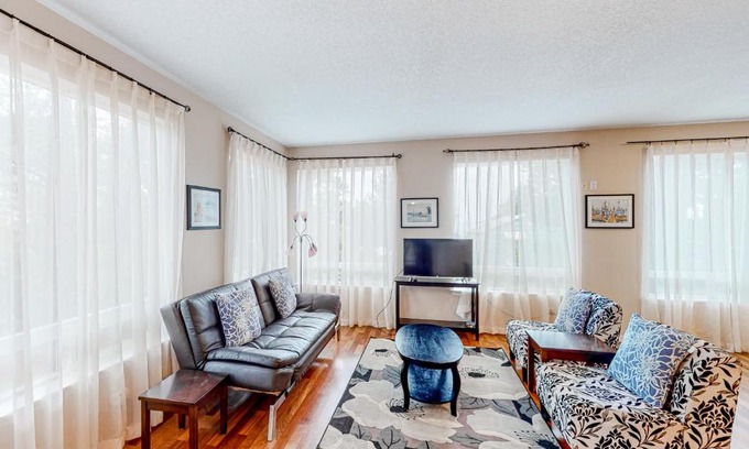 Agate Beach House | Welcoming Retreat with Pet-Friendly Amenities Awaiting You