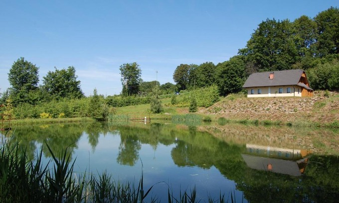 Bystrice nad Pernstejnem Cabin | Oceanfront Retreat: Rekreační chata Karasín Awaits You