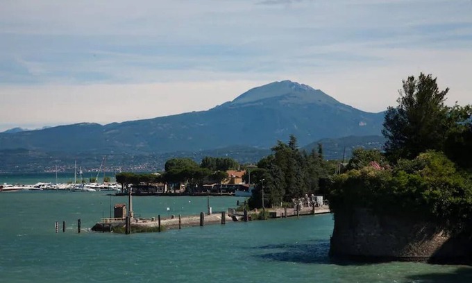 Peschiera del Garda City Centre Apartment | Romantic Getaway at RELAIS AL PORTO Suite by Lake Garda