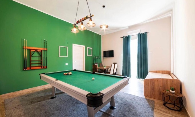 Quartieri Spagnoli Apartment | Premier Relais Borbonico Apartment: Family-Friendly Retreat