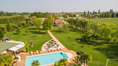 Saletto-San Bartolomeo Villa | Elegant Relais Cà Tron: Pet-Friendly with Pool & Hot Tub
