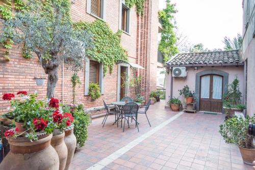 Misterbianco Apartment | Discover Relais Chiesa Madre: Family-Friendly Rooms & More