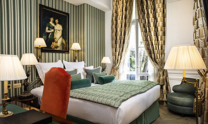 Quartier de la Monnaie Hotel | Elegant Relais Christine: 5-Star Retreat with Spa & Breakfast