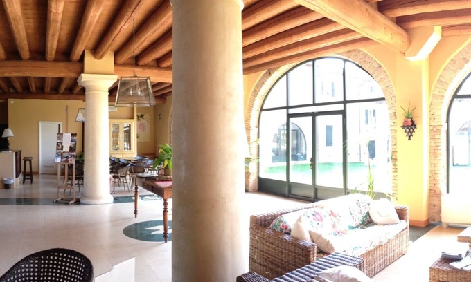 Peschiera del Garda House | Pet-Friendly Retreat at Relais Corte Paradiso with Pool