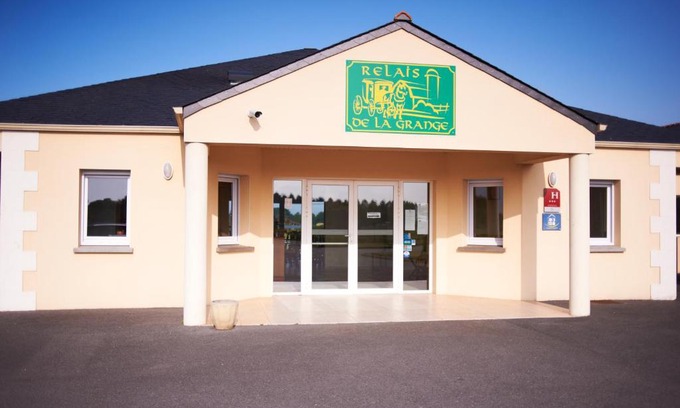 Nort-sur-Erdre Hotel | Pet-Friendly Retreat at Relais De La Grange with Breakfast