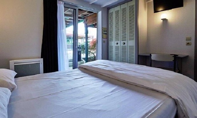 Saint-Vigor-le-Grand Hotel | Relax at Relais des 3 Pommes with Pool and Breakfast