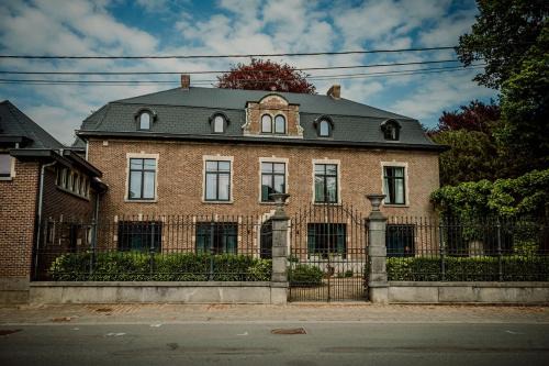 Frasnes-lez-Buissenal Bed & Breakfast | Relax at Relais M B&B with Oceanfront Pool & Dining