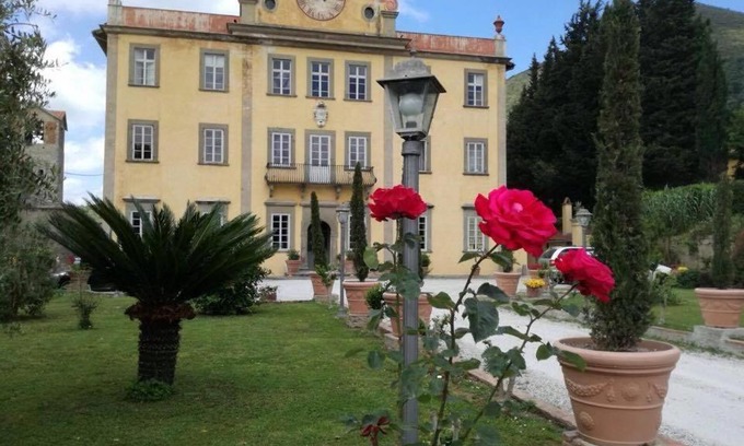 Pugnano Bed & Breakfast | Stylish Relais Villa Poschi: 4-Star Retreat with Hot Tub