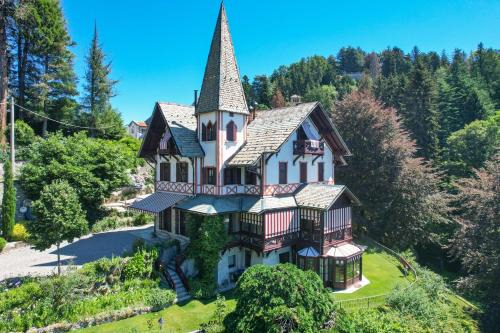 Brunate Bed & Breakfast | Beautiful Relais Villino Rubini: Oceanfront Pool & Breakfast