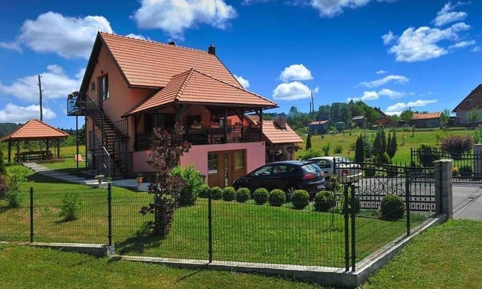 Saborsko Apartment | Tranquil Apartment Surrounded by Nature – Pet Friendly & Pool