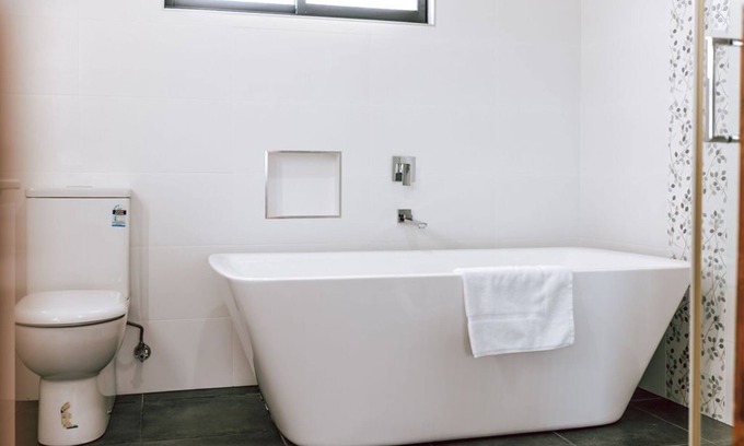 Bicheno Apartment | Enjoy Relax @ 31 with Pool and Breakfast Included!