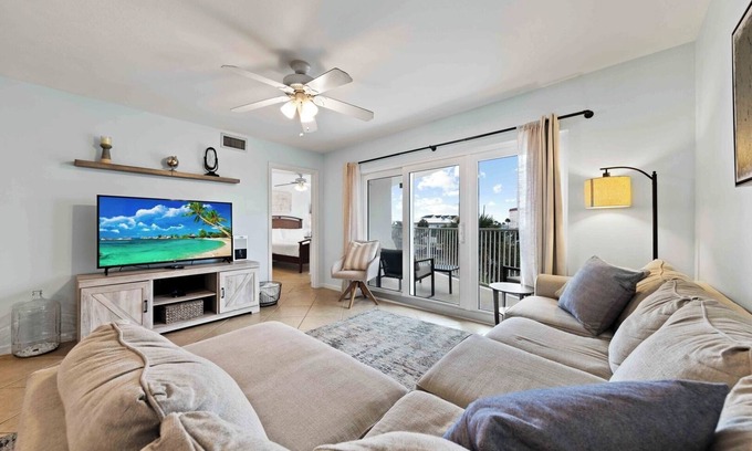 Fort Walton Beach Apartment | Relax and Recharge SeaCrest Pool, Gym, Steps 2 Beach