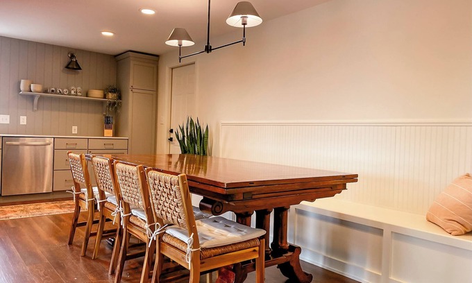 Como House | Idyllic 4-Bedroom Retreat with Spa Near Downtown Geneva