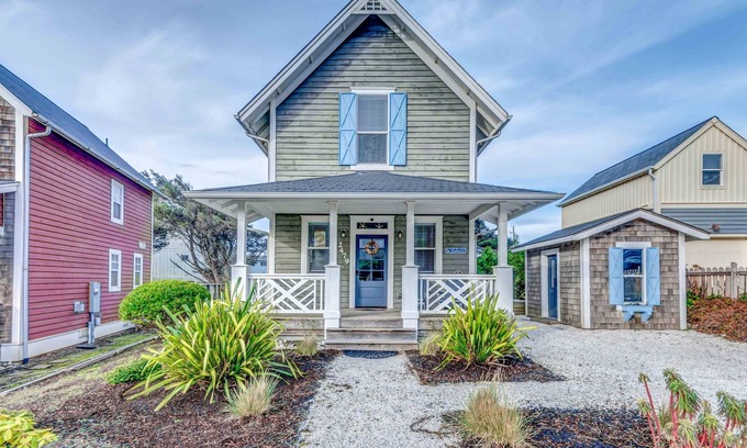 Lincoln City House | Relax and Refresh Near the Beach with Pool & BBQ Amenities