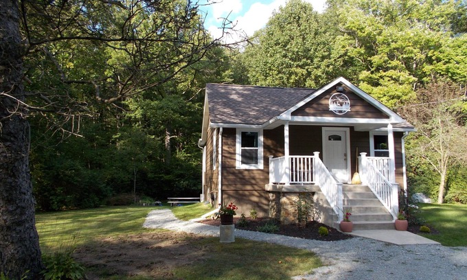 Jones Mills House | Middle Mountain Cottage: Pet-Friendly Retreat with Hot Tub
