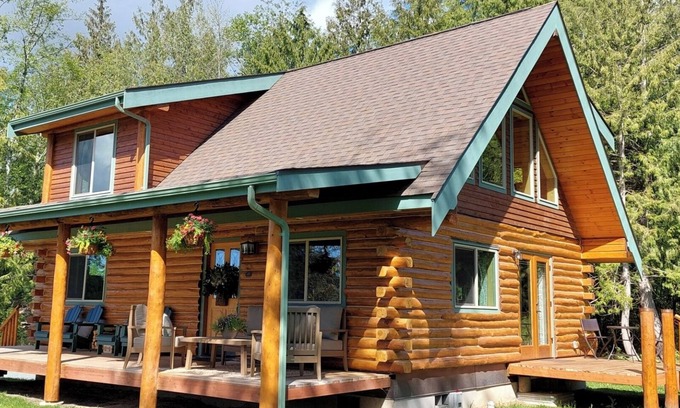Mount Vernon Cabin | Serene Getaway at Peaceful Pines Log Cabin with Sauna