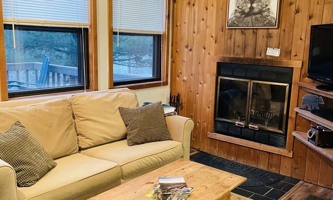 Davis Cabin | Relax and Unwind at Bear Stroll Bungalow - Rated 9/10!