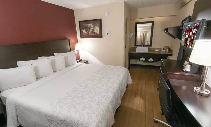 Secaucus House | Cozy Retreat: Free Parking, Pets Welcome Near Metlife Stadium