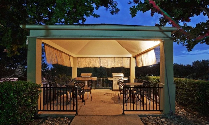 Park Central Hotel | Unwind in a Pet-Friendly Retreat with Full Kitchen Access