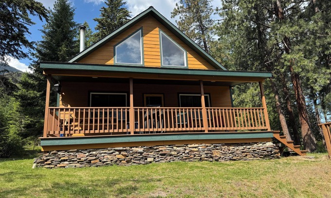 Plains Cabin | Family Cabin Retreat on the Clark Fork River, Rated 10/10