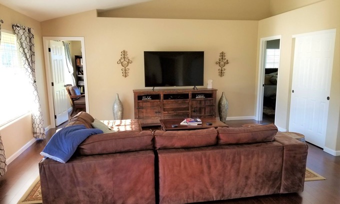 Murphy House | Guest Rated 10/10: Cozy 3BR House at Troon Estate Vineyard