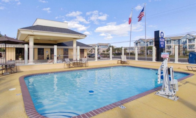Ingleside House | Relax and Unwind with Pool, Free Parking & Breakfast!