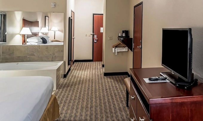 Mineral Wells Hotel | Relax and Unwind with Pool, Free Breakfast & Parking!