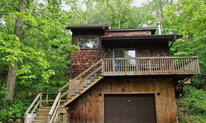 Norwalk Cabin | Inviting Retreat Amidst Wisconsin's Scenic Forests & Valleys