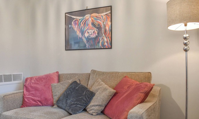 Cannock Cottage | Welcoming 1 Bedroom Stay in Hednesford, near Cannock