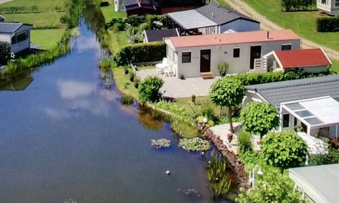 Balkbrug House | Tranquil Retreat by the Pond - Giethoorn Awaits You