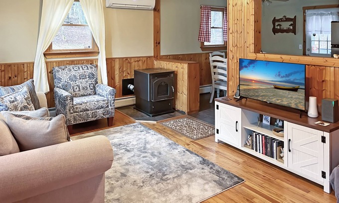 Stamford House | Unwind by the Scenic Brook with Green Mountain Views