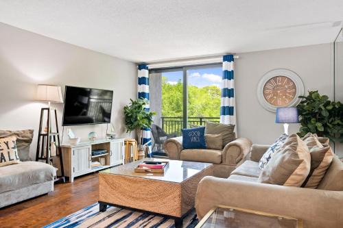 Harbour Town Apartment | Seaside Retreat: Resort-Style Condo in Harbour Town
