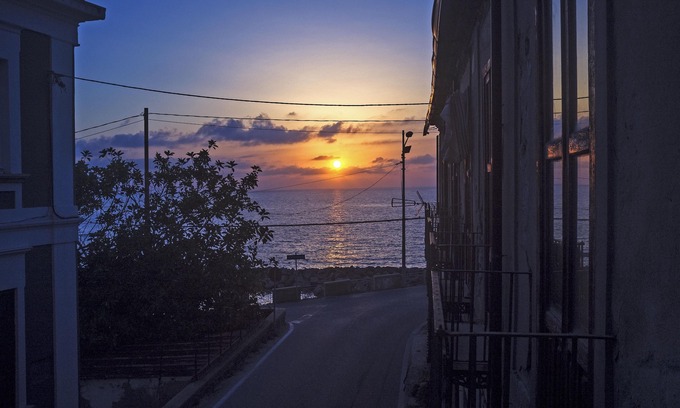 Pizzo Villa | Relax by the Sea: Family-Friendly Getaway with Ocean Views
