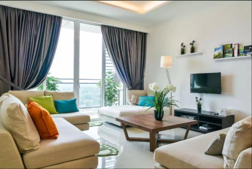 Bunga Paya Pantai Apartment | Unwind at Malacca River: 4-Star Comfort with Pool & Hot Tub