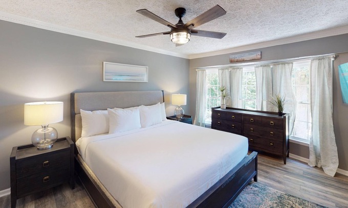 Woodstock Apartment | Relaxing Hot Tub Retreat with Porch Swing and Grill