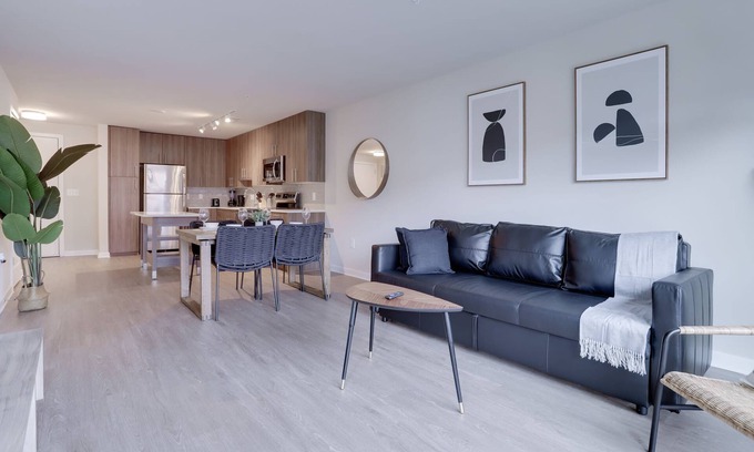 Jefferson Manor Apartment | Relax and Enjoy Your Stay at Alexandria with Pool & Spa