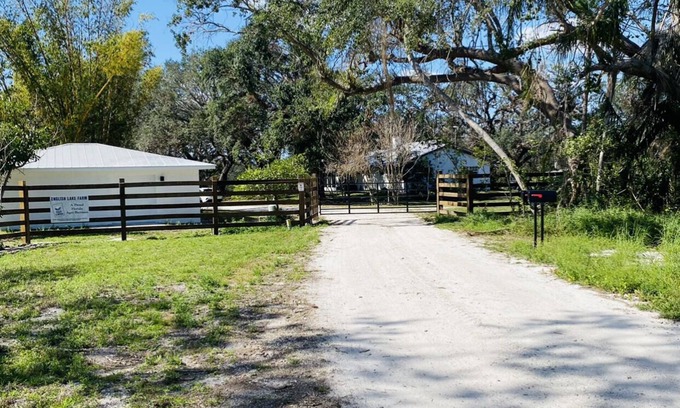 Fort Ogden House | Pet-Friendly Retreat: Relax & Explore at Berry Farm Fort Ogden