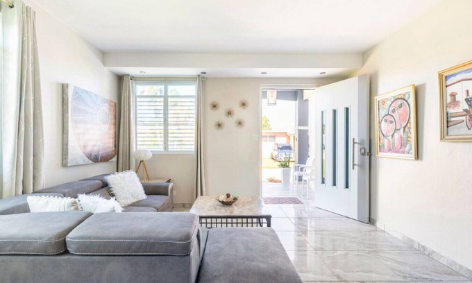 Maleza Baja House | Convenient Stay with Spa & Breakfast Near the Airport