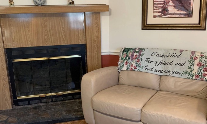 Tallahassee House | Tranquil Retreat Near Natural Bridge with Spa & Breakfast