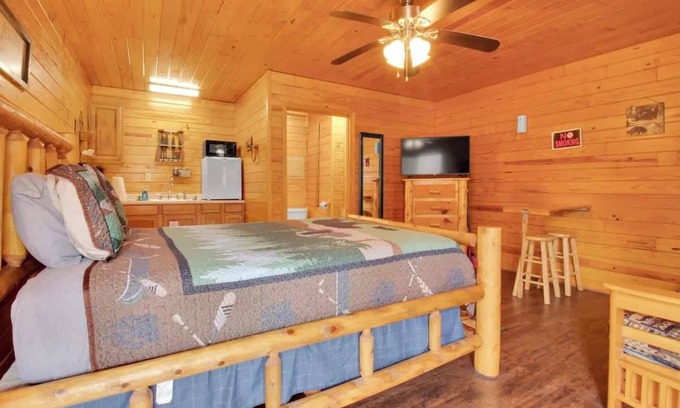 Gatlinburg - Pigeon Forge House | Cozy Mountain Cabin Retreat in Gatlinburg, Rated 9.4/10