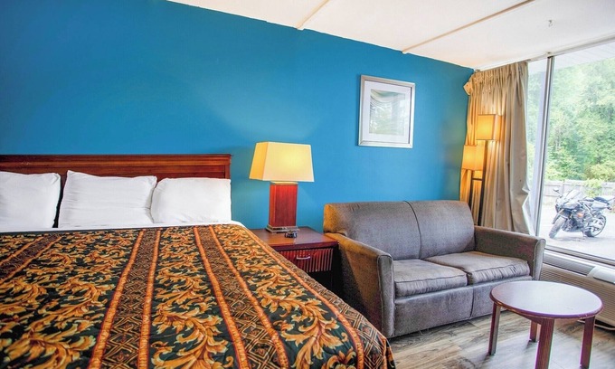 Kernersville Hotel | Relax in Comfort with a King-Sized Bed and Free Parking Included