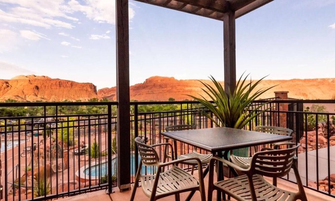 Moab Hotel | Elegant Retreat: Pool, Hot Tub & Breakfast Awaits You!
