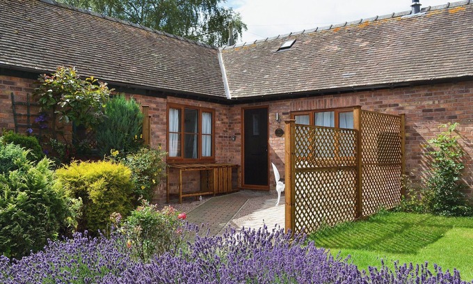 Munslow Cottage | Cozy Barn Retreat with Lake View and Woodburner
