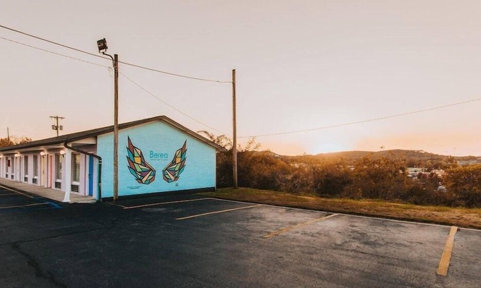 Berea House | Relax in Knights Inn Berea! Free Daily Breakfast, Nearby Berea Country Club