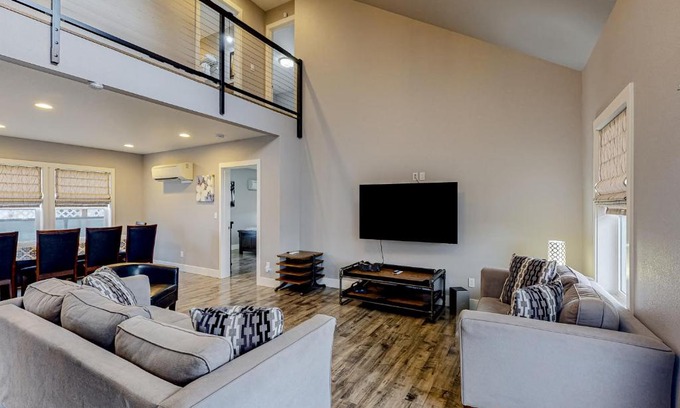 Lakeside House | Unwind at Lakeside with Family and Pets Welcome