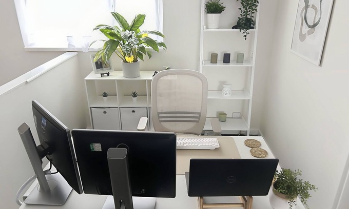 Leicester Apartment | Relax in Leicester: Family-Friendly Stay with Pool & Breakfast