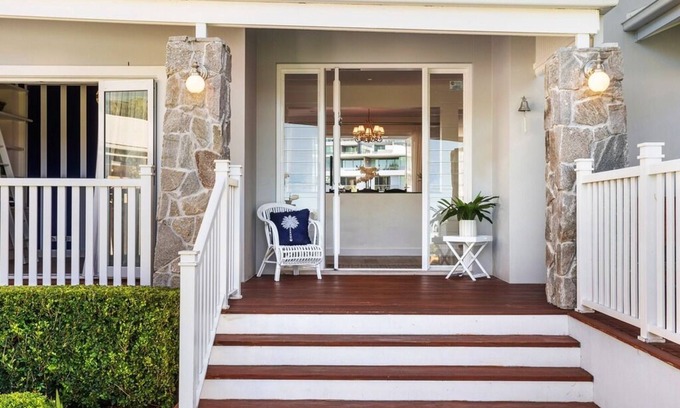 Broadbeach Waters House | Indulge in Comfort with Oceanfront Views and Pool Access